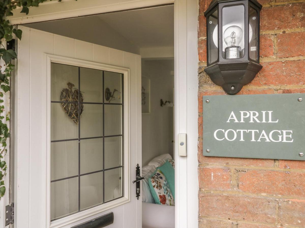 April Cottage Broadway  Bagian luar foto