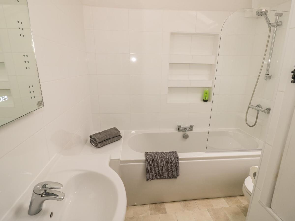 April Cottage Broadway  Bagian luar foto
