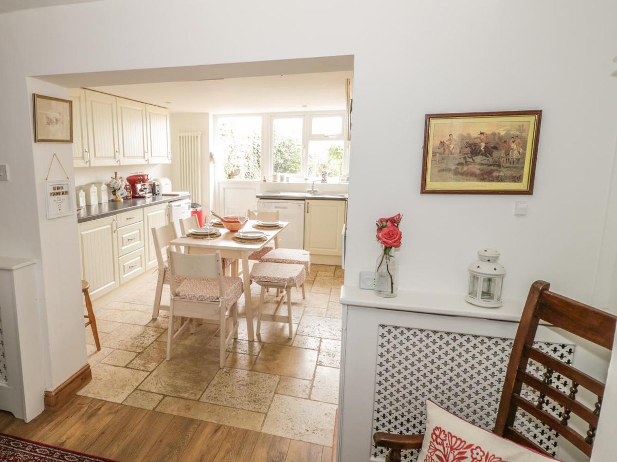 April Cottage Broadway  Bagian luar foto